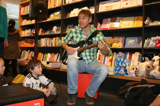 gal/2010/2010 Saitentwist Mayersche 13.11. Tierisches/2010 Saitentwist Mayersche 13.11. 051.jpg